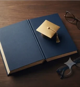 Educación financiera en España: libro y calculadora sobre mesa de madera