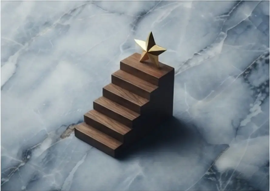 Escalera de madera en miniatura con una estrella dorada en el escalón más alto